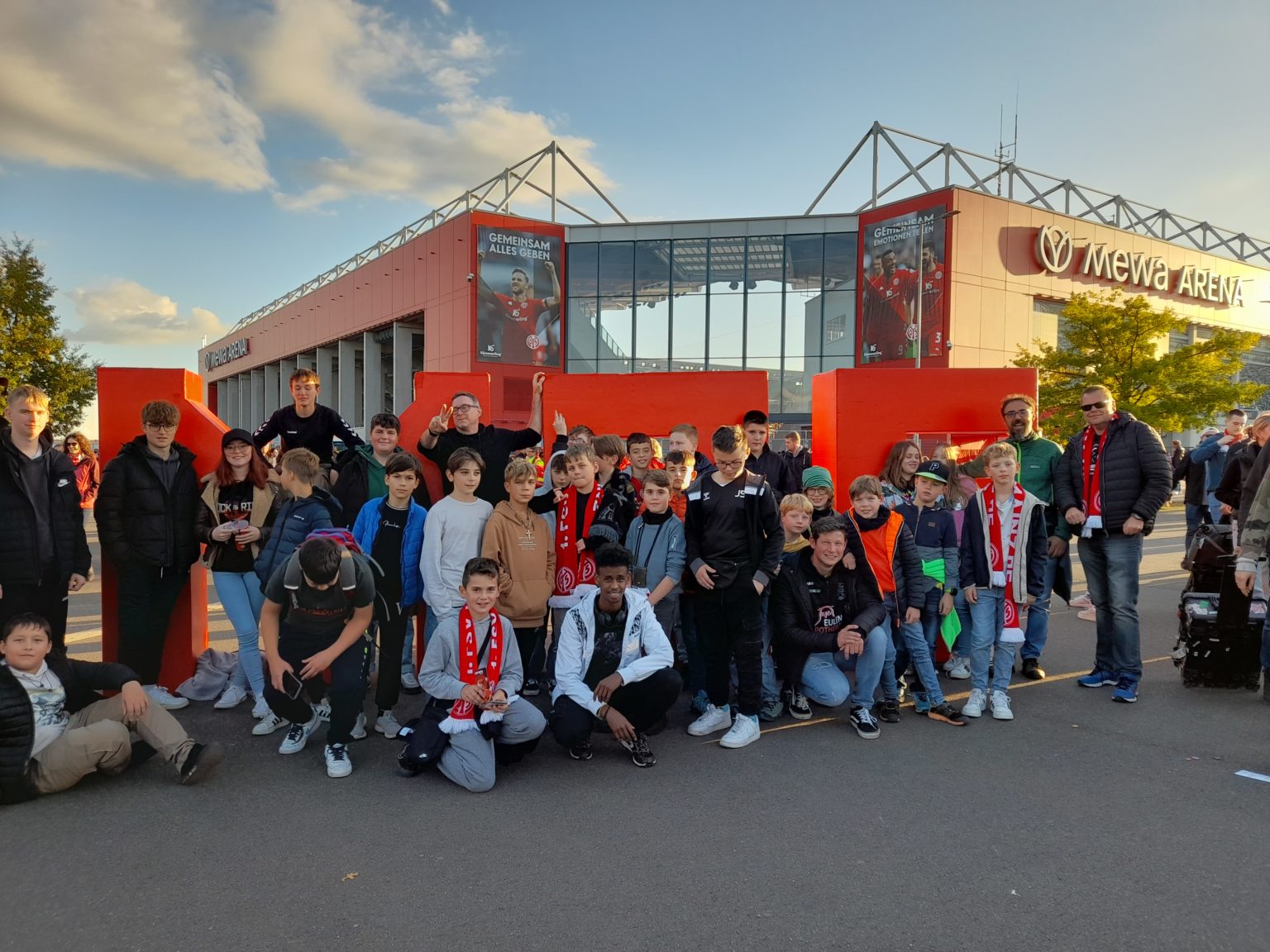 Mainz 05 lädt Fußballfans der Realschule plus und FOS Untermosel zum Stadionbesuch ein ...